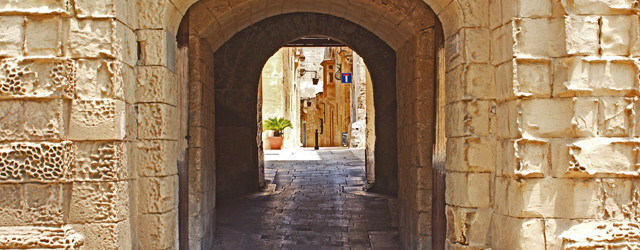 Mdina is a fortified, medieval town located up on a hill in the middle of Malta. Nicknamed 'the Silent City', it is one of the most beautiful towns in all of Malta boasting superb, endless alleyways that are just begging to be explored. 